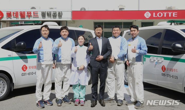 [서울=뉴시스] 이창엽 롯데웰푸드 대표이사(사진 좌측에서 네번째)와 임직원들. (사진=롯데웰푸드 제공)