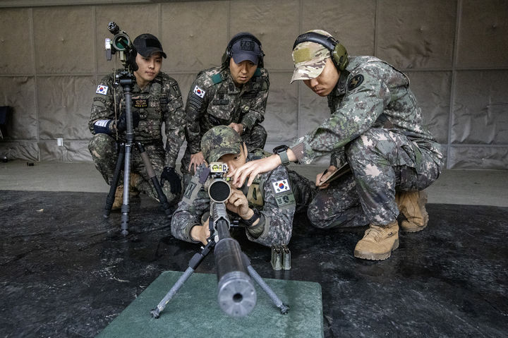 [서울=뉴시스] 이태곤 원사 등 4명이 미 저격수 대회 참가를 앞두고 훈련을 하고 있다. (사진=육군 제공) 2024.04.04. photo@newsis.com *재판매 및 DB 금지