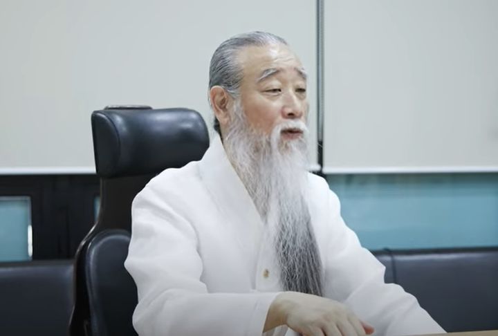 [서울=뉴시스] 역술인 천공(본명 이천공)이 "돈을 많이 벌어 빌딩을 사려는 사람은 의사를 하면 안 된다"고 의료계를 향해 쓴소리 했다. *재판매 및 DB 금지