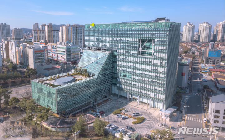 [전주=뉴시스]윤난슬 기자 = 한국토지주택공사(LH) 전북본부 전경.(사진=LH 전북본부 제공) 