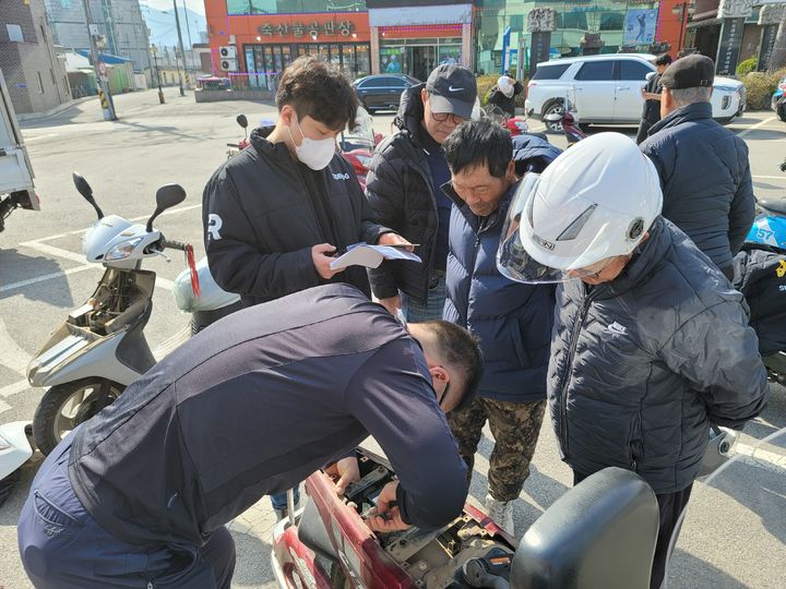 [서울=뉴시스] 이륜차 사고자동신고 장치 설치 현장의 모습. (사진=한국교통안전공단 제공) 2024.04.04. photo@newsis.com *재판매 및 DB 금지