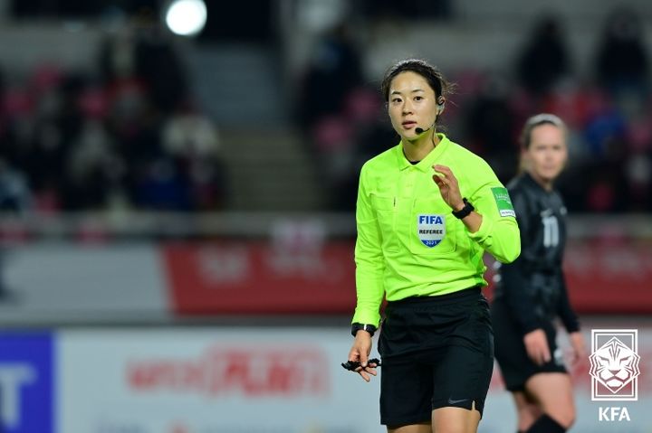 [서울=뉴시스]여자축구 김유정 주심. (사진=대한축구협회 제공)