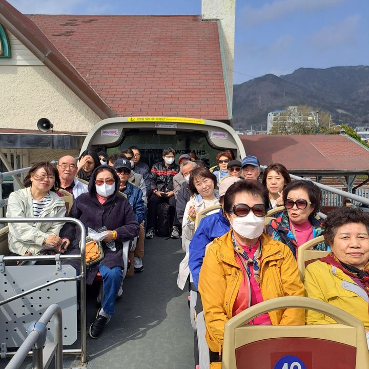 [창원=뉴시스] 제62회 진해군항제를 맞아 경남 창원시가 운행한 시티투어버스 진해군항제 특별노선에 관광객이 탑승해 이동하고 있다. (사진=창원시청 제공). 2024.04.04. photo@newsis.com *재판매 및 DB 금지