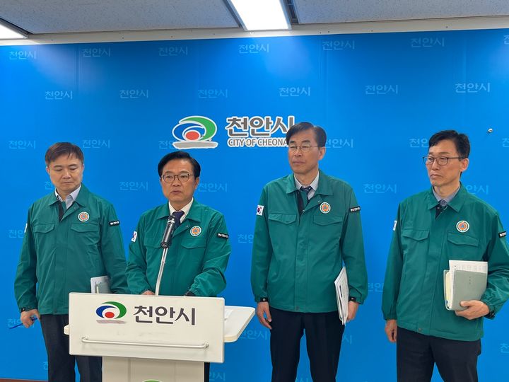 [천안=뉴시스] 박우경 기자 = 4일 김석필 천안시부시장이 천안시청 브리핑룸에서 기자회견을 열고 수요응답형 대중교통인 '천안콜버스' 확대 계획을 재검토하겠다고 밝혔다. 2024.4.4. spacedust1@newsis.com *재판매 및 DB 금지