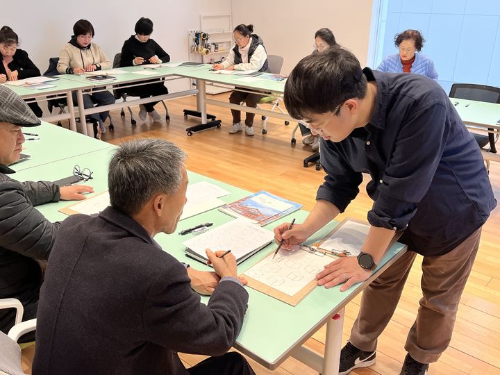[영암=뉴시스] 영암군립하정웅미술관 '드로잉 교실' 운영. *재판매 및 DB 금지