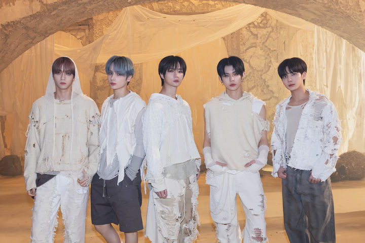 [서울=뉴시스] 투모로우바이투게더. (사진=빅히트 뮤직 제공) 2024.04.04. photo@newsis.com *재판매 및 DB 금지