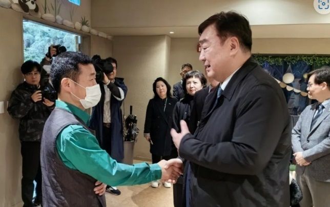 싱하이밍(邢海明) 주한중국대사가 전날 모친상을 당했음에도 푸바오의 귀국길에 동행한 강철원 사육사에 깊은 감사와 위로의 뜻을 전했다. (사진=주한중국대사관 제공) *재판매 및 DB 금지