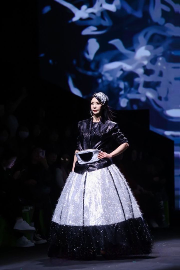 [서울=뉴시스] 모델 이수진이 '2024 상해패션위크' 런웨이에 올랐다. (사진=케이플러스 제공) 2024.04.04. photo@newsis.com *재판매 및 DB 금지