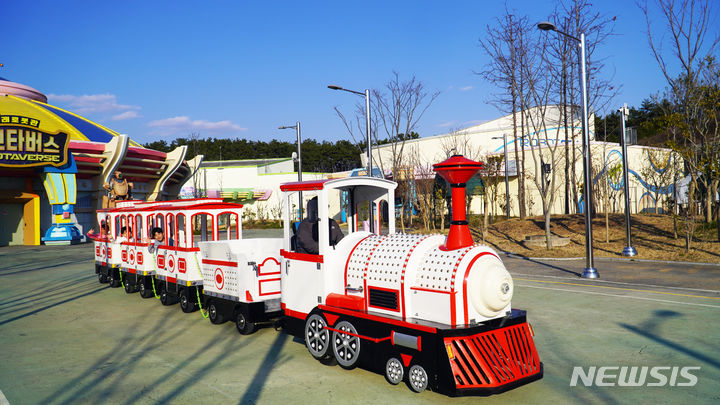 [창원=뉴시스]마산로봇랜드 테마파크 순환열차 ‘로일리 트레인’.(사진=경남로봇랜드재단 제공) 2024.04.04. photo@newsis.com 