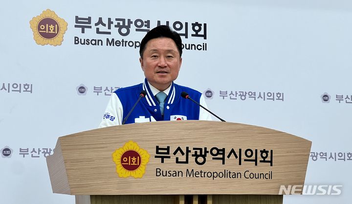 [부산=뉴시스] 원동화 기자 = 최인호 더불어민주당 최인호 부산 사하구갑 국회의원 후보가 국민의힘 이성권 후보를 향해 이갑준 사하구청장의 선거 개입과 관련해 사과를 촉구했다. 2024.04.04. photo@newsis.com