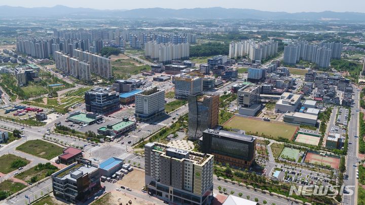 [음성=뉴시스] 연종영 기자 = 22대 총선 중부3군에 출마한 여야 후보들이 4일 충북혁신도시에 입주한 공공기관 가운데 시장형 공기업은 단 한 곳도 없어 지역발전을 견인하는데 한계가 있다는 비판을 동시에 냈다. (사진=충북도 제공) 2024.04.04. jyy@newsis.com 