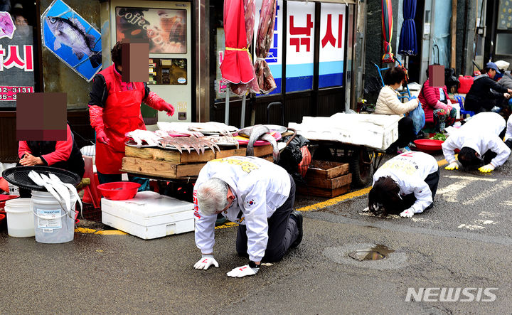 [남해=뉴시스] 차용현 기자 = 4일 오전 제22대 국회의원 선거 사천남해하동 선거구에 출마하는 무소속 최상화 후보가 경남 사천시 수협건어위판장에서 삼보일배를 하며 시민들에게 지지를 호소하고 있다. 2024.04.04.(사진=최상화 후보캠프)photo@newsis.com
