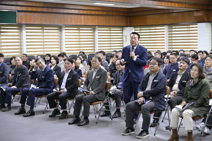 4일 순창군청 공무원들을 대상으로 실시된 '공직자 갑질 근절 교육', 최영일 군수가 직접 강사로 나서 교훈에 대한 실천을 강조하고 있다. *재판매 및 DB 금지