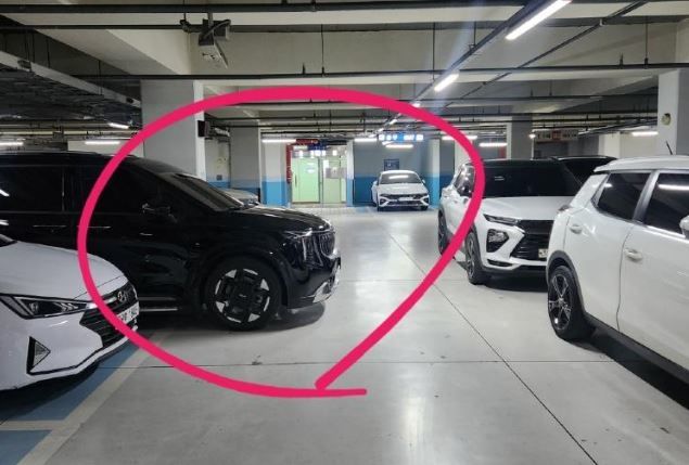 [서울=뉴시스]아파트 지하 주차장에 한 차량이 길목을 막은 채로 주차돼 있다는 사연이 화제다.(사진=보배드림 캡처) *재판매 및 DB 금지