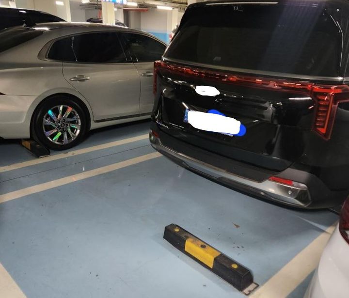 [서울=뉴시스]아파트 지하 주차장에 한 차량이 길목을 막은 채로 주차돼 있다는 사연이 화제다.(사진=보배드림 캡처) *재판매 및 DB 금지