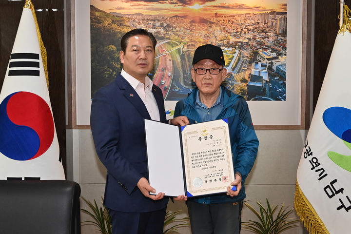 [대구=뉴시스] 대구시 남구는 6·25 전쟁 당시 경기 파주지구에서 공을 세운 고(故) 지경달 하사의 유가족에게 화랑무공훈장과 훈장증을 전달했다. (사진 = 대구시 남구 제공) 2024.04.04. photo@newsis.com *재판매 및 DB 금지