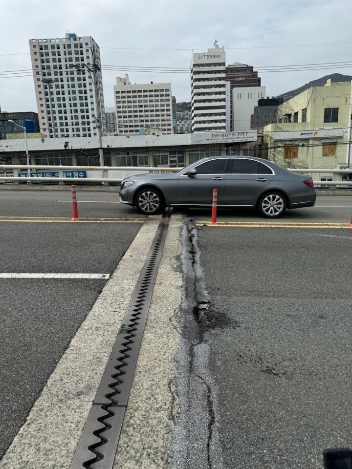 [부산=뉴시스] 4일 낮 부산 동구 영주고가도로 부산역 방면 100ｍ 지점 이음새 부분에서 길이 7㎝ 가량 단차가 발생했다. (사진=부산경찰청 제공) 2024.04.04. photo@newsis.com *재판매 및 DB 금지