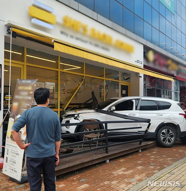 [청주=뉴시스] 조성현 기자 = 4일 오후 충북 청주시 청원구 율량동 한 사거리에서 SUV와 충돌한 뒤 상가를 들이받고 멈춰선 SUV. (사진=네이버 카페 캡처) *재판매 및 DB 금지