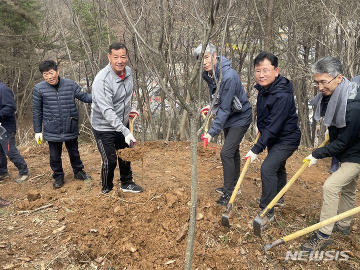 [세종=뉴시스]농촌진흥청 국립농업과학원은 다부처공동연구사업의 일환으로 밤꿀 생산을 장려하고 밤꿀과 양봉산업의 가치를 널리 알리기 위해 공주에 밀원수(꿀샘나무)를 심었다.(사진=농진청 제공)