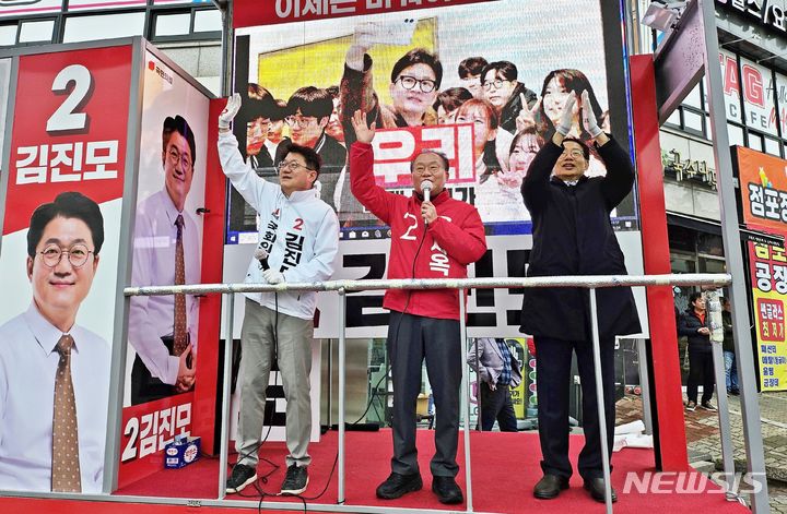 [청주=뉴시스] 이도근 기자=4·10 총선 사전투표를 하루 앞둔 4일 국민의힘 윤재옥 공동선거대책위원장이 충북 청주시 서원구 사창사거리에서 청주서원 김진모 후보 지원 유세를 하고 있다. (사진=국민의힘 충북도당 제공) 2024.4.4. photo@newsis.com *재판매 및 DB 금지
