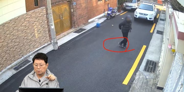 [서울=뉴시스] 유튜브 채널 '한문철TV'는 지난 3일 '21626회. 넘어지는 사람을 보고도 그냥 가버리면 뺑소니 인가요?'라는 제목의 영상을 올렸다. (사진= '한문철TV' 채널 캡처) 2024.4.4. photo@newsis.com *재판매 및 DB 금지 *재판매 및 DB 금지