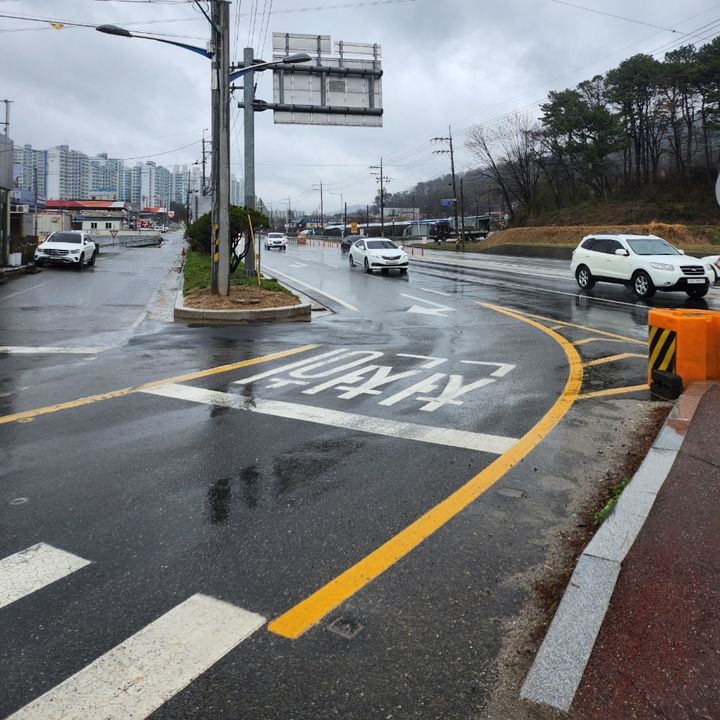 [계룡=뉴시스]계룡시 엄사면 유동삼거리 진입로 공사가 마무리돼 대형차량 및 소방차량의 통행이 수월하게 됐다. 2024. 04. 04  *재판매 및 DB 금지