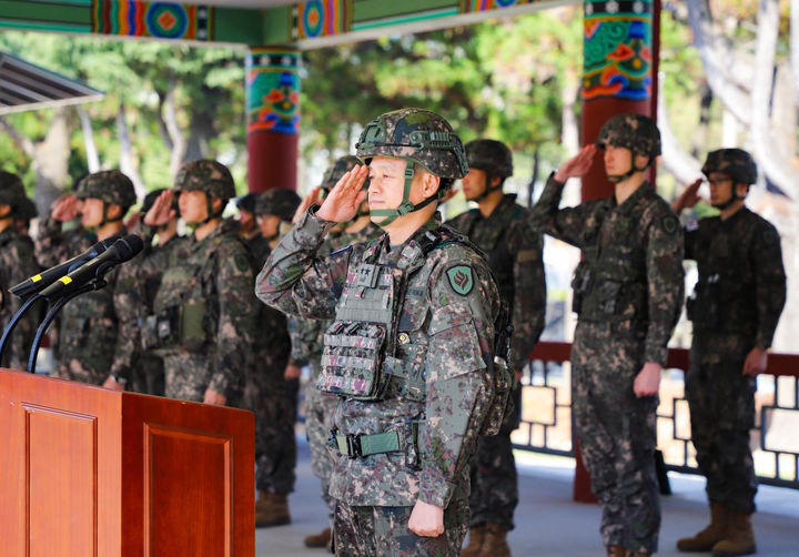 [광주=뉴시스] 육군 제31보병사단은 사단 창설 69주년을 맞아 창설 기념식을 개최했다고 4일 밝혔다. 이일용 31사단장이 창설기념 행사에서 국기에 대한 경례를 하고 있다. (사진 = 제31보병사단 제공) 2024.04.04. photo@newsis.com *재판매 및 DB 금지