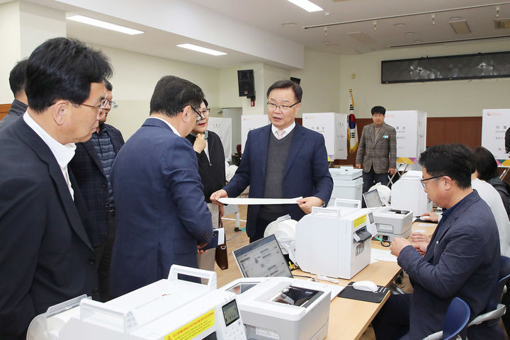 [창원=뉴시스] 홍남표 경남 창원시장이 제22대 국회의원 선거 사전투표일을 하루 앞둔 4일 사전투표소를 현장 점검하고 있다. (사진=창원시청 제공). 2024.04.04. photo@newsis.com *재판매 및 DB 금지