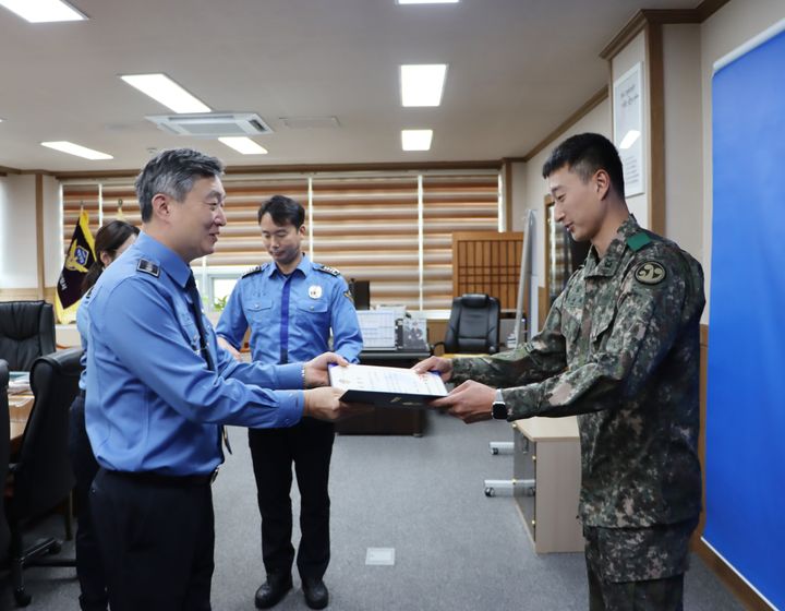 [통영=뉴시스] 신정철 기자= 한철웅 통영해양경찰서장은 4일,  지난 3월 12일 통영시 산양읍 장군봉 인근 해상에서 선박이 전복되어 물에 빠진 선장 A씨(60대, 남)를 발견해 신속하게 신고한 육군 8358부대 소속 이재희(20대, 남) 하사에게 표창을 수여하고 있다.(사진=통영해경 제공).2024.04.04. photo@newsis.com *재판매 및 DB 금지