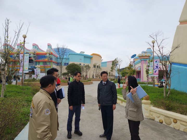 [창원=뉴시스] 서정국 경남 창원시 미래전략산업국장이 5일 재개장을 앞둔 마산로봇랜드 테마파크에서 4일 현장점검을 하고 있다. (사진=창원시청 제공) 2024.04.04. photo@newsis.com  *재판매 및 DB 금지