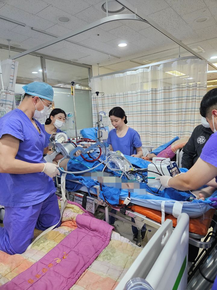 [부산=뉴시스] 지난달 28일 오후 동아대병원 의료진이 부산의 한 종합병원에서 60대 폐렴환자의 전원을 위해 '에크모 시술(인공심폐장치)'을 하고 있다. (사진=동아대병원 제공) 2024.04.04. photo@newsis.com *재판매 및 DB 금지