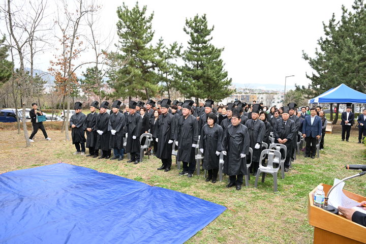 [울산=뉴시스] 울산 중구가 독립운동가들의 얼을 기리고 나라사랑 정신을 계승하기 위해 4일부터 6일까지 ‘제105주년 병영3·1만세운동 제24회 재현행사’를 개최한다. 사진은 위령제 모습 (울산 중구 제공) *재판매 및 DB 금지