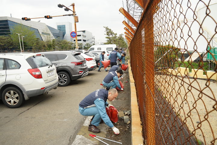 [울산=뉴시스] LS MnM은 4일 봄을 맞아 온산읍행정복지센터와 함께 회사가 소재한 온산국가산단 도로변 약 3㎞ 구간에서 봄맞이 환경정화 활동을 진행했다고 밝혔다. (사진=LS MnM 제공) 2024.04.04. photo@newsis.com&nbsp; *재판매 및 DB 금지