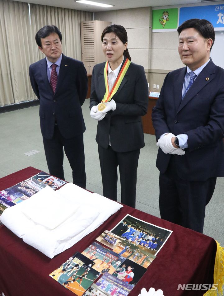 [전주=뉴시스] 장윤희씨가 4일 전북특별자치도체육회에서 기증품 기증식을 하고 있다.  *재판매 및 DB 금지