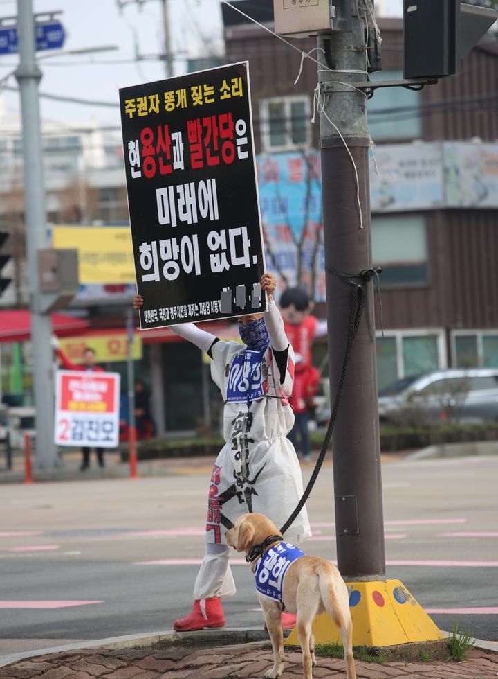 충북 청주시 서원구 한 거리에서 A씨가 자신의 반려견과 함께 더불어민주당 이광희 후보의 이름이 적힌 띠를 두르고 선거운동을 하고 있다. (사진=국민의힘 충북도당 제공) *재판매 및 DB 금지