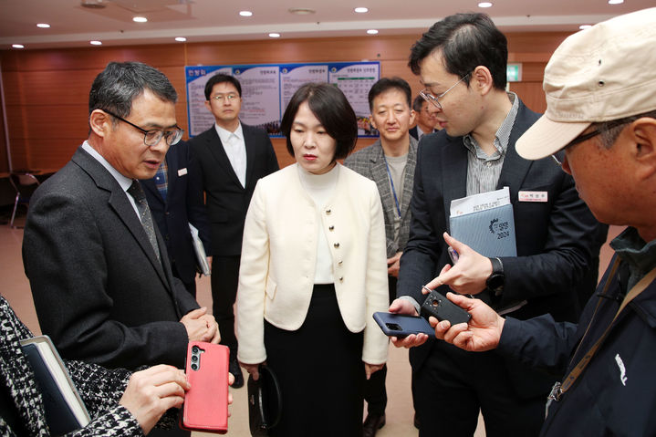 [밀양=뉴시스] 경남 밀양시와 밀양시선거관리위원회 합동점검반이 3일 밀양시청 지하 1층 민방위교육장에 마련된 사전투표소에서 불법 카메라 설치 여부 등을 확인하고 있다. (사진=밀양시 제공) 2024.04.04. photo@newsis.com   *재판매 및 DB 금지