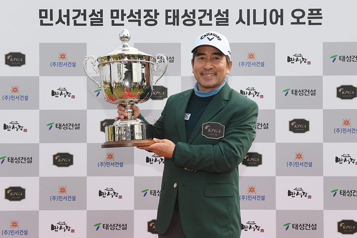 [서울=뉴시스]석종율, KPGA 챔피언스투어 개막전 우승. (사진=KPGA 챔피언스투어 제공)