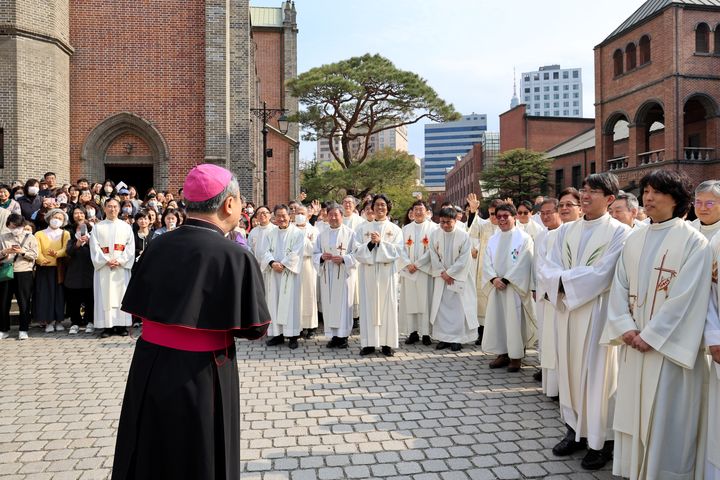 [서울=뉴시스] 신임 의정부교구장 손희송 주교가 의정부교구로 이동하기 전 서울대교구 사제단, 신자들과 인사하고 있다 (사진=천주교서울대교구 제공:) 2024.04.05. photo@newsis.com *재판매 및 DB 금지