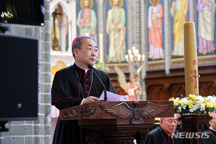 [서울=뉴시스] 4일 서울대교구 송별식에서 신임 의정부교구장 손희송 주교가 답사를 하고 있다. (사진=천주교 서울대교구 제공) 2024.04.05. photo@newsis.com