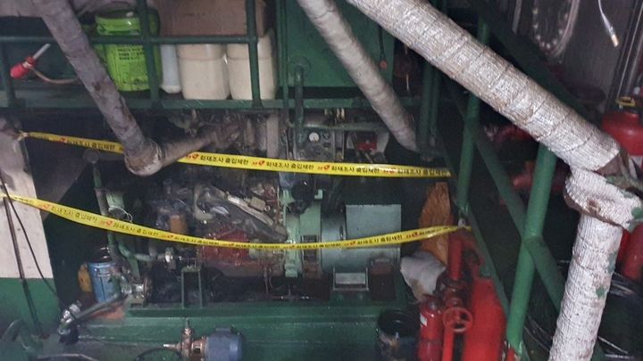 [부산=뉴시스 ]4일 오전 부산 영도구의 한 부두에 정박 중이던 예인선 A호(99t)에서 원인이 밝혀지지 않은 불이 났다. (사진=부산소방재난본부 제공) 2024.04.04. photo@newsis.com *재판매 및 DB 금지