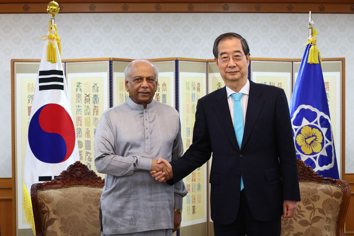 [서울=뉴시스] 김명원 기자 = 한덕수 국무총리가 4일 서울 종로구  정부서울청사에서 한국을 방문 중인  디네시 구나와르데나(Dinesh Gunawardena)  스리랑카 총리와 면담을 갖고  양국관계,  고위급 교류 , 분야별 협력 등 상호 관심사에 대해 폭넓은 의견을 교환했다. 2024.04.04. ( 사진=총리실 제공) photo@newsis.com *재판매 및 DB 금지