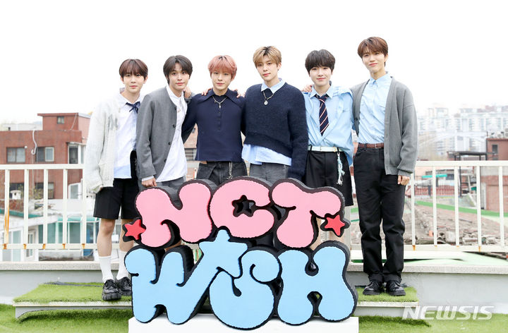[서울=뉴시스] 김혜진 기자 = 그룹 NCT 위시가 지난 3일 오전 서울 성동구 구욱희씨에서 열린 위시풀 데이 인터뷰에 앞서 포즈를 취하고 있다.  2024.04.04. jini@newsis.com