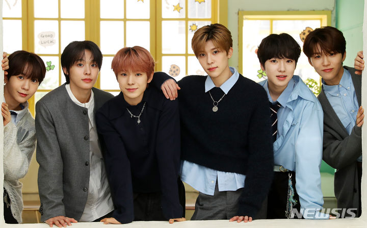 [서울=뉴시스] 김혜진 기자 = 그룹 NCT 위시가 지난 3일 오전 서울 성동구 구욱희씨에서 열린 위시풀 데이 인터뷰에 앞서 포즈를 취하고 있다.  2024.04.04. jini@newsis.com