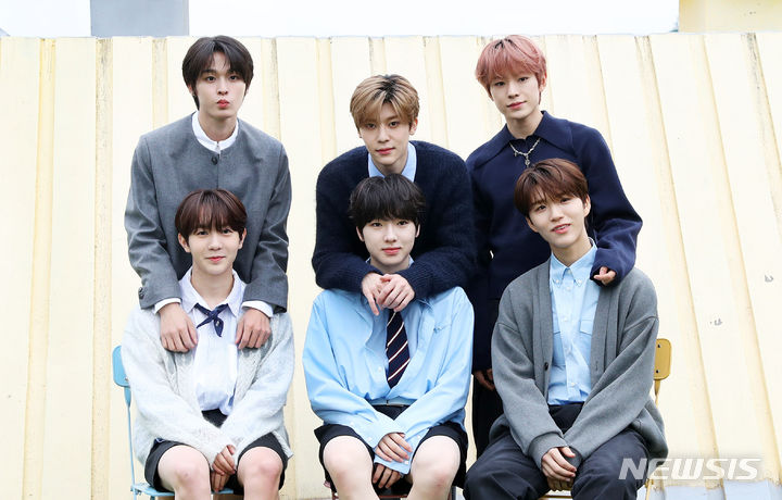 [서울=뉴시스] 김혜진 기자 = 그룹 NCT 위시가 지난 3일 오전 서울 성동구 구욱희씨에서 열린 위시풀 데이 인터뷰에 앞서 포즈를 취하고 있다.  2024.04.04. jini@newsis.com