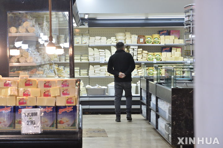 [앙카라=신화/뉴시스] 튀르키예 앙카라에 있는 식품점 에서 손님이 물건을 고르고 있다. 자료사진. 2025.12.12