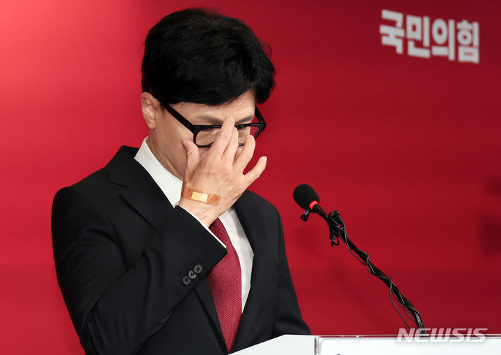 [서울=뉴시스] 이영환 기자 = 한동훈 국민의힘 비상대책위원장이 4일 오전 서울 여의도 중앙당사에서 사전투표 관련 입장발표에 앞서 안경을 고쳐쓰고 있다. 2024.04.04. 20hwan@newsis.com