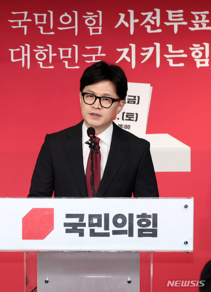 [서울=뉴시스] 이영환 기자 = 한동훈 국민의힘 비상대책위원장이 4일 오전 서울 여의도 중앙당사에서 사전투표 관련 입장발표를 하고 있다. 2024.04.04. 20hwan@newsis.com
