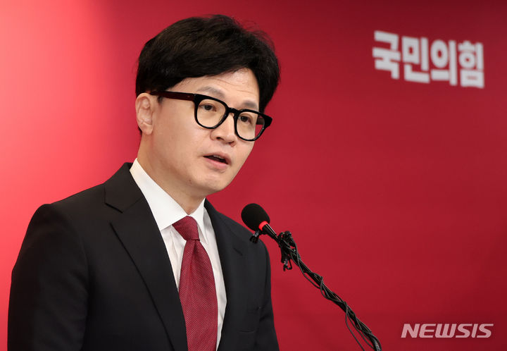 [서울=뉴시스] 이영환 기자 = 한동훈 국민의힘 비상대책위원장이 4일 오전 서울 여의도 중앙당사에서 사전투표 관련 입장발표를 하고 있다. 2024.04.04. 20hwan@newsis.com