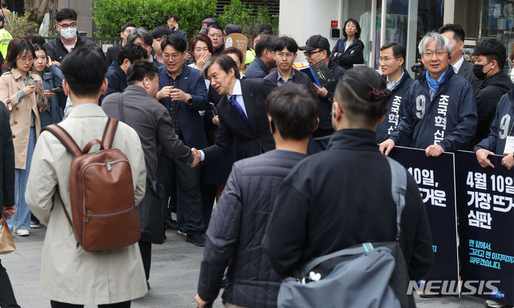 [서울=뉴시스] 조성봉 기자= 조국 조국혁신당 대표가 4일 오전 서울 영등포구 여의도역 입구에서 시민들에게 지지를 호소하고 있다.2024.04.04. suncho21@newsis.com