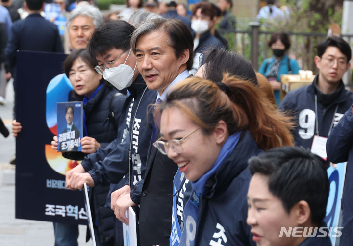 [서울=뉴시스] 조성봉 기자= 조국 조국혁신당 대표가 4일 오전 서울 영등포구 여의도역 입구에서 시민들에게 지지를 호소하고 있다. 2024.04.04. suncho21@newsis.com